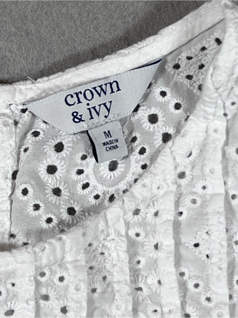 Crown & Ivy Women’s Eyelet Lace Top White M Scalloped Hem - Picture 3 of 9